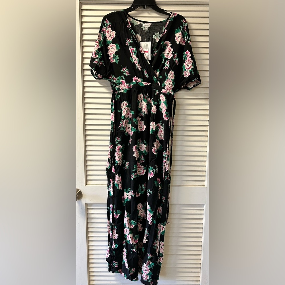*NWT* Floral Maxi Dress